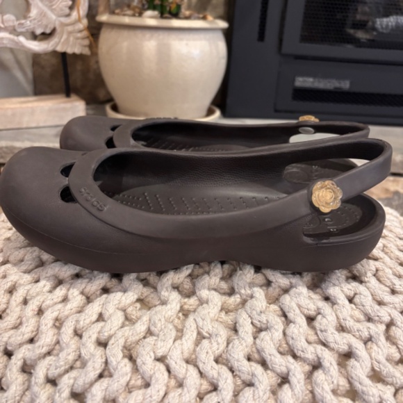 EUC Crocs Women's Jayna Slingback Ballet Flats SZ 8 w/ Flower Charm Gray Brown - Picture 3 of 11